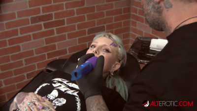 Alt babe River Dawn Ink gets a tattoo & a hard rod