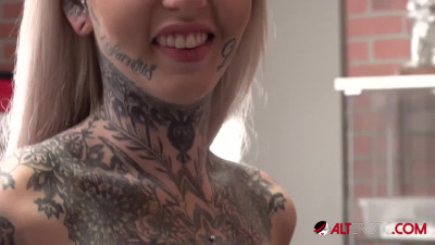 Alt girl Amber Luke tattooed and toying her pussy