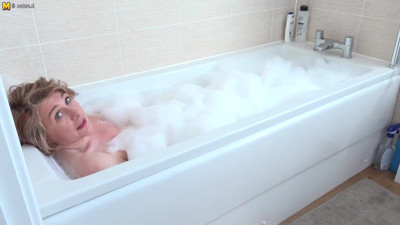 British housewife enjoys a bath and masturbates