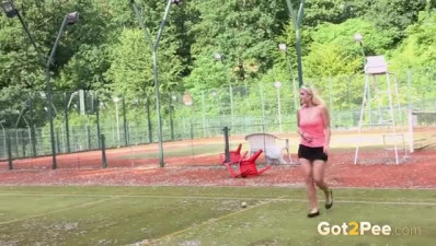 Game, set and match for this sexy and blonde umpire chair pisser