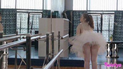 Ballerinas Mary Moody & Vera King scissoring sex