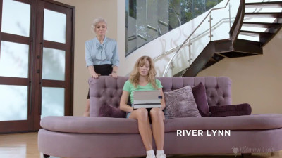 Hot blondie Kenzie Taylor slurps on River Lynn's wet snatch