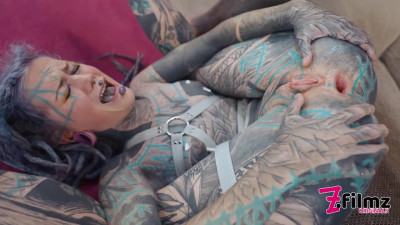 tattooed slut Anuskatzz enjoys two cocks at a time